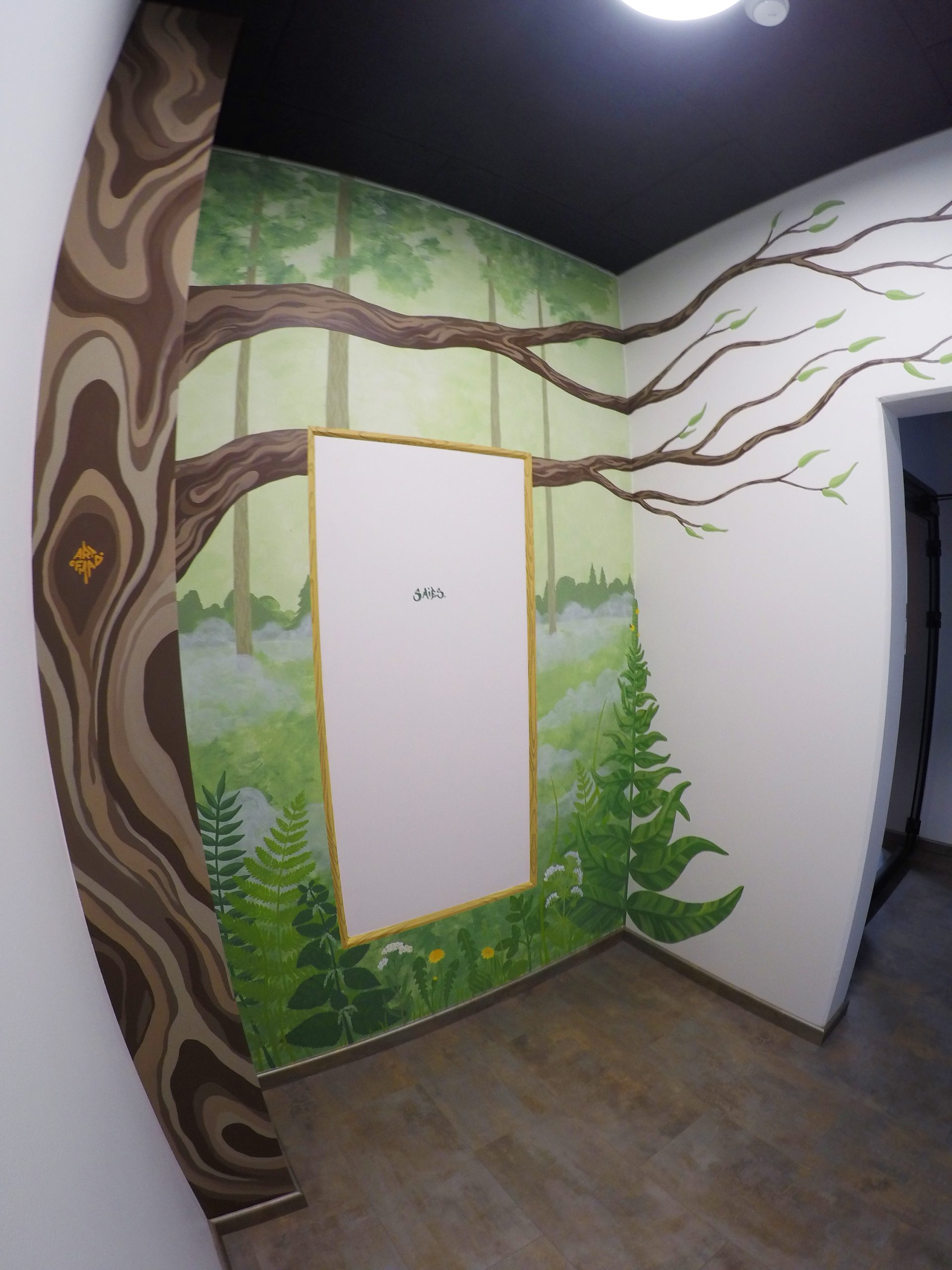 Foggy nature in hallway 2025